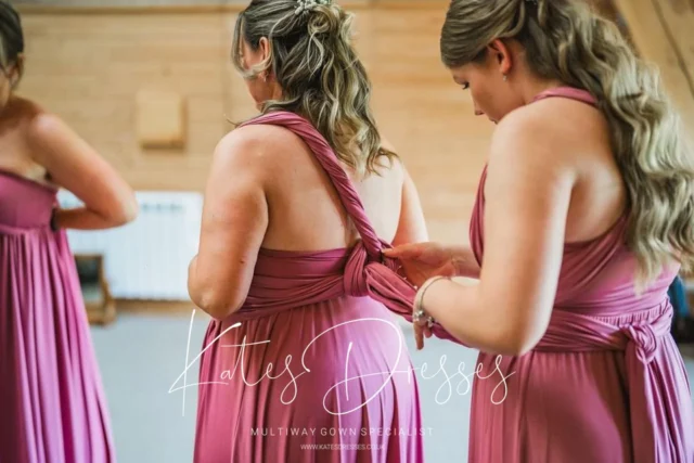 “Morning light, mauve vibes, and that final wrap — let’s get this countryside wedding started!” 

#weddingmorningprep #multiwaywrap 
Countrysidewedding #ukbride #bride2026 #mauvebridesmaids #boldwedding